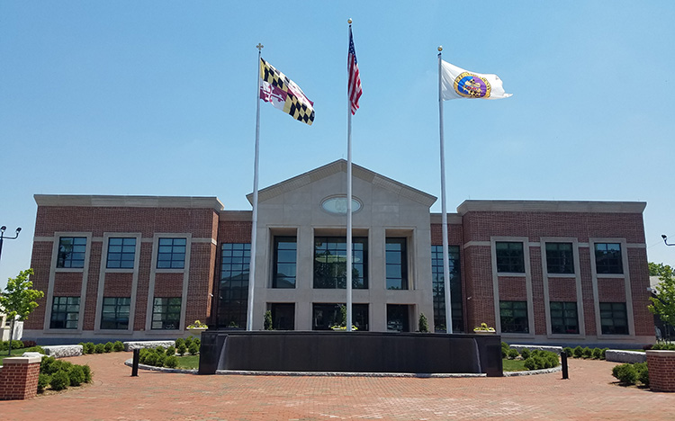Photo of the Courthouse - Circuit Court for Queen Anne's County and the Statute of Queen Anne in the Courtyard