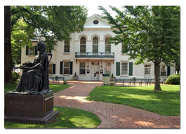 Photo of the Courthouse - Circuit Court for Queen Anne's County and the Statute of Queen Anne in the Courtyard