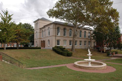 dorchestercountycircuitcourthousewfountain image